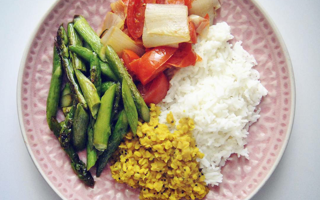 Leichtes Mung Dal mit Spargel und Tomaten